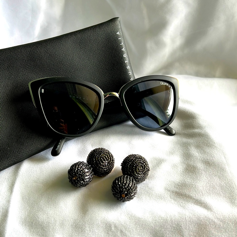 Sunnies and earring 🖤 bundle 🖤 Quay sunglasses